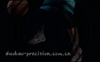 手机屏幕前，一位旅人轻点地图图标开启行程。
